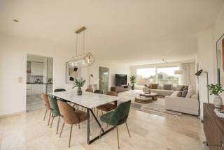 <p><span>Penthouse-appartement met panoramische terrassen en uitzonderlijke lichtinval</span></p><p><span>Op de zevende en hoogste verdieping van een verzorgd gebouw bevindt zich dit ruime penthouse-appartement van ca. 140 m², omringd door twee royale zonneterrassen met een gezamenlijke oppervlakte van circa 100 m². Dankzij de unieke ligging geniet u hier van een prachtig open uitzicht over de groene omgeving van het Rivierenhof aan de voorzijde en een weids stadszicht aan de achterzijde.</span></p><p><span>Een bijzonder pluspunt is dat de lift rechtstreeks toegang biedt tot het appartement, wat zorgt voor extra comfort en privacy.</span></p><p><span>Bij het betreden van het appartement komt u binnen in een ruime inkomhal die toegang geeft tot de leefruimte. De lichtrijke woonkamer vormt het hart van de woning en biedt dankzij de grote raampartijen een aangename connectie met de buitenruimtes. De sfeervolle houtkachel draagt bij aan een warme en gezellige woonbeleving.</span></p><p><span>Aansluitend bevindt zich de functionele keuken met voldoende kastruimte en werkoppervlak. Vanuit de leefruimte heeft u directe toegang tot de terrassen, waardoor binnen en buiten naadloos in elkaar overvloeien.</span></p><p><span>Het appartement beschikt over drie volwaardige slaapkamers, ideaal voor gezinnen, thuiswerkers of wie extra ruimte wenst. De badkamer is uitgerust met zowel een ligbad als een douche en een dubbele wastafel. Daarnaast is er een afzonderlijk gastentoilet en een praktische berging met aansluiting voor wasmachine en droogkast.</span></p><p><span>Voor extra comfort werd het appartement voorzien van elektrische rolluiken, een veiligheidsdeur, videofoon, veiligheidsglas en een alarmsysteem.</span></p><p><span>Een garage kan afzonderlijk worden aangekocht of gehuurd worden.</span></p><p><span>Troeven:</span></p><ul><li><span>Penthouse op de hoogste verdieping </span></li><li><span>Ca. 140 m² bewoonbare oppervlakte </span></li><li><span>Twee ruime terrassen van samen ca. 100 m² </span></li><li><span>Lift met directe toegang tot het appartement </span></li><li><span>Open en lichtrijke leefruimte </span></li><li><span>Uitzicht op het Rivierenhof en de omgeving </span></li><li><span>Elektrische rolluiken en uitgebreide veiligheidsvoorzieningen </span></li><li><span>Mogelijkheid tot aankoop of huur van een garage </span></li></ul><p><span>Een unieke woonkans voor wie op zoek is naar ruimte, privacy, buitenleven en een panoramisch uitzicht op een uitstekende locatie.</span></p>
