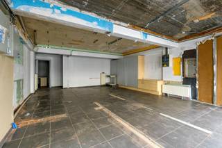 Troeven & Indeling<br /><br />*Oppervlakte: Een royale en flexibel in te delen ruimte van 120 m².<br /><br />*Veelzijdige bestemming: Uitermate geschikt als representatief kantoor, praktijkruimte voor een vrij beroep (zoals een kinesist, arts, accountant of adviseur) of als stijlvolle boetiek.<br /><br />*Inrichting naar eigen smaak: De inrichting dient door de huurder te gebeuren. Dit biedt u de unieke kans om de ruimte volledig af te stemmen op uw eigen merkstijl en wensen. <br /><br />*Interessant extraatje: Ter compensatie van de inrichtingswerken kan eventueel een huurvrije periode overeengekomen worden!<br /><br />*Voorzieningen: Het pand is uitgerust met een praktische kitchenette en eigen sanitaire voorzieningen.<br />*Nutsvoorzieningen: Eigen, aparte tellers voor een transparant en individueel verbruik.<br /><br />Technische & contractuele details<br /><br />*EPC: Label E<br />*Huurwaarborg: 3 maanden huur<br />*Onroerende voorheffing: Ten laste van de huurder, doorgerekend op basis van het jaarlijkse aanslagbiljet.<br /><br />Interesse?<br /><br />Zie jij de mogelijkheden van dit ruime pand op toplocatie in Koksijde? Neem vandaag nog contact met ons op voor meer informatie of om uw bezoek in te plannen!<br /><br />Dit pand kan onderhevig zijn aan de renovatieverplichting die door de Vlaamse overheid wordt opgelegd voor niet-residentiële gebouwen. Consulteer voor meer informatie de website van het Vlaams Energie- en Klimaatagentschap via https://www.vlaanderen.be/bouwen-wonen-en-energie/niet-residentiele-gebouwen/verplichtingen-voor-niet-residentiele-gebouwen