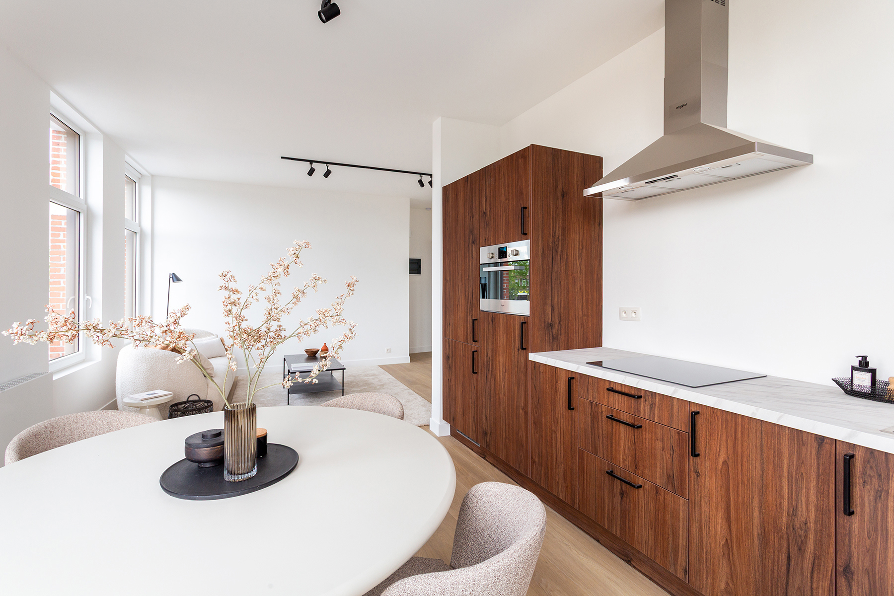 Stijlvol gerenoveerd 2-slaapkamerappartement - foto 4