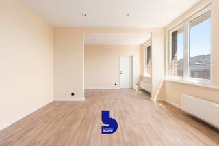 Bent u op zoek naar een instapklaar appartement waar ruimte, rust en comfort perfect samenkomen? Dan zal dit prachtig gerenoveerde tweeslaapkamerappartement van maar liefst 105 m² u ongetwijfeld weten te bekoren.<br /><br />Gelegen in een rustige, groene straat vlak bij de Wellington Golf geniet u hier van een aangename woonomgeving, terwijl het strand, winkels en het centrum van Oostende zich op korte afstand bevinden.<br />Bij het betreden van het appartement komt u terecht in een ruime inkomhal die toegang biedt tot de lichtrijke woonkamer. De moderne open keuken is volledig vernieuwd en uitgerust met alle hedendaagse comfort. Verder beschikt het appartement over twee volwaardige slaapkamers en een stijlvolle badkamer met inloopdouche.<br /><br />Troeven:
<ul>
<li>Volledig gerenoveerd en instapklaar</li>
<li>Bewoonbare oppervlakte van 105 m²</li>
<li>Rustige en groene ligging nabij de Wellington Golf</li>
<li>Conforme elektrische installatie</li>
<li>Kleinschalige residentie</li>
<li>Geen lift, dus bijzonder lage syndickosten</li>
</ul>
<br />Een ruim, energiezuinig en kwalitatief afgewerkt appartement op een gegeerde locatie in Oostende. Ideaal als vaste woonst, tweede verblijf of interessante investering.