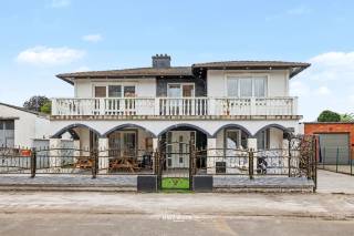 Welkom in deze zeer ruime en lichtrijke woning gelegen in de De Kerchovestraat 14 te Moerbeke. Deze eigendom werd in 2021 volledig gerenoveerd met oog voor comfort en kwaliteit, waardoor u geniet van een moderne woonervaring in een verzorgde woning.<br /><br />De woning beschikt over nieuwe ramen die zorgen voor een uitstekende isolatie en een aangename hoeveelheid natuurlijke lichtinval doorheen de verschillende ruimtes. Dankzij de gunstige EPC-score B is deze woning bovendien energiezuinig en klaar voor de toekomst.<br /><br />Met haar royale indeling biedt de woning tal van mogelijkheden en veel leefruimte voor het hele gezin. De gunstige ligging vormt een extra troef: winkels, scholen, openbaar vervoer en het centrum bevinden zich op korte afstand, terwijl belangrijke verbindingswegen vlot bereikbaar zijn.<br /><br />Een lichtrijke, ruime en volledig gerenoveerde woning waar comfort, ruimte en locatie perfect samenkomen.<br /><br />Interesse? Bel 052/46.38.03 of mail naar info@uw-huis.be