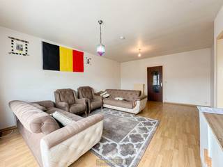 Op de BOVENSTE VERDIEPING van een KLEINSCHALIGE RESIDENTIE bevindt zich dit TE MODERNISEREN appartement. Deze eigendom is de IDEALE...