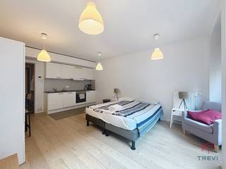 BRUSSEL, in de Europese wijk, ongemeubelde studio van ongeveer 34 m², gelegen op de 3e verdieping. Bestaat uit: inkomhal, leefruimte van ongeveer...