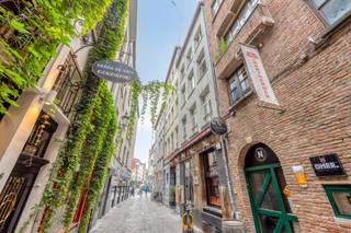 <strong>Duplex met groot dakterras in het centrum van Antwerpen.</strong><br /><br /><strong>Indeling</strong>: <br />Via de inkomhal heeft men links toegang tot een apart gastentoilet en het nachtgedeelte. Hier bevinden zich <strong>twee volwaardige slaapkamers</strong>, waarvan één beschikt over een <strong>ruime ensuite badkamer</strong>, uitgerust met een ligbad, douche en een tweede toilet. Rechtdoor vanuit de inkomhal bereikt men de <strong>lichtrijke leef- en eetruimte</strong> met aansluitend de open keuken voorzien van een kookeiland. Naast de keuken bevindt zich een praktische berging met aansluitingen voor een wasmachine en droogkast. Via de trap in de keuken bereikt men de bovenverdieping, waar een polyvalente ruimte kan dienen als bureau, gastenkamer of hobbyruimte. Deze ruimte geeft rechtstreeks toegang tot het aangename terras met <strong>prachtig zicht</strong> over Antwerpen.<br /><br /><strong>Bijzonderheden</strong>:<br />Uniek terras <br /><strong>Gemeubeld</strong><br />Maandelijkse kosten: €150 (Beheer; verbruik/onderhoud van de gemeenschappelijke delen (incl. lift).<br /><br /><strong>Ligging</strong>: <br />Gelegen in het <strong>centrum van Antwerpen</strong>, op wandelafstand van winkels, horeca, scholen en openbaar vervoer. Dankzij de centrale ligging geniet u van een <strong>uitstekende bereikbaarheid</strong> en bevinden alle dagelijkse voorzieningen zich binnen handbereik.