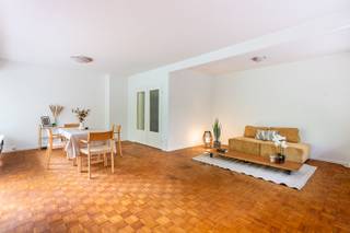 Dit instapklaar appartement is gelegen op de benedenverdieping van een zeer verzorgd en residentieel gebouw aan de Borsbeeksebrug. Dankzij de groene omgeving en de vlotte bereikbaarheid naar het centrum van Antwerpen, geniet je hier van het beste van twee werelden: rust en toch nabijheid van winkels, openbaar vervoer, scholen en invalswegen.<br />Je betreedt het appartement via de ruime inkomhal met ingemaakte vestiairekasten. Vervolgens kom je in de zeer ruime en lichtrijke leef- en eetkamer op mooie parketvloer, die onmiddellijk een gevoel van ruimte en warmte creëert. Vanuit deze leefruimte heb je toegang tot het aangename terras, waar je volledig uitkijkt op groen — ideaal om in alle rust te ontspannen.<br />De volledig ingerichte keuken is voorzien van voldoende kasten en alle nodige toestellen. Aansluitend aan de keuken bevindt zich een praktische berging.<br />Verder beschikt het appartement over twee volwaardige slaapkamers en een verzorgde badkamer uitgerust met een dubbele lavabo met meubel en een ligbad. Het aparte toilet bevindt zich eveneens in de hal.<br />Tot slot is er nog een privatieve kelderberging aanwezig, wat extra opbergruimte biedt.<br />EPC: 291 kWh/m²<br />P- &amp; G-score: A<br />stedenbouwkundige inlichtingen in aanvraag