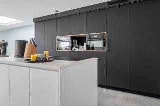 Deze woning kent enorm veel troeven door zijn centrale ligging, renovatie met degelijke materialen, zonnige tuin met veel ruimte, ... De indeling van de woning is als volgt: inkomhal met praktische inbouwkasten onder de trap, gastentoilet, aangename en lichtrijke leefruimte op keramische tegel en schuifraam naar buiten toe, impressionante leefkeuken voorzien van degelijke toestellen, berging met aansluiting wasm/droogkast. Op de 1ste verdieping bevindt zich de ouderlijke slaapkamer, zeer ruime badkamer met dubbele lavabo, ligbad en douche. Op de 2e verdieping zijn er nog 2 aangename kinderkamers. Buiten: aangelegd terras, gezellige en ruime tuin voor in het centrum met voldoende privacy, ruim tuinhuis voor fietsen. Kortom maak spoedig uw afspraak voor een bezoek aan deze instapklare woning.