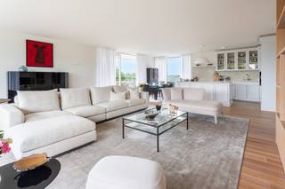 <p><strong>Gerenoveerd en lichtrijk 2 slaapkamer hoek-appartement van ca. 140m², voorzien van een prachtig terras met parkzicht. Gelegen in de standingvolle Residentie Hertogenpark, omringd door het groene domein Hertoghe. Zeer gunstige ligging nabij Albert Heijn, supermarkten, scholen, openbaar vervoer, parken en belangrijke in- en uitvalswegen.</strong></p>
<p><strong>Bewoners genieten van exclusieve faciliteiten zoals een restaurant, zwembad met sauna en een conciërge.<br /><br /></strong><strong>Sale &amp; Rentback – Vastgoedinvestering met stabiele huurinkomsten. </strong><strong>De huidige eigenaar wordt na de notariële akte vaste huurder via een afgesproken huurcontract.</strong></p>
<p><span><strong>INDELING:</strong></span></p>
<p>U komt binnen via een royale INKOMHAL met vestiaire en een apart gastentoilet met handenwasser. De lichte en riante LEEFRUIMTE op parket grenst direct aan de verschillende terrassen, waar u geniet van een uniek parkzicht. Open ingerichte KEUKEN voorzien van een kookeiland met kwartsiet werkblad, opbergkasten en alle toestellen (spoelbak, ijskast, diepvries, kookplaat met inbouwdampkap, combi-oven). Aansluitend heeft u de berging/wasplaats met ingemaakte kastenwand en een spoelbak. <br /><br />Via de nachthal met kwalitatief ingemaakte kasten bereikt u de ruime MASTERBEDROOM op parket, ensuite een BADKAMER uitgerust met ingemaakte kasten, linnenkast, mooi lavabomeubel in natuursteen. Slaapkamer 2 ca.10,3m² is voorzien van een eiken kastenwand, heden ingericht als bureauruimte. Verder is er nog een ingerichte DOUCHEKAMER met inloopregendouche, handdoekdroger en een lavabo in een meubel</p>
<p>Residentie ‘Hertogenpark’ of hoe wonen resideren wordt! Hertogenpark is al jaren een buitenbeentje op de Belgische markt van residentiële appartementen. Sinds haar ontstaan is de residentie haar tijd ver vooruit en wordt zij in haar segment aanzien als de “place to be” bij mensen die kwaliteitsnormen voor wonen verwachten .</p>
<p>De permanente upgrading van het gebouw heeft mogelijk gemaakt dat er in de residentie luxueus kan worden gewoond. Er kan worden genoten van een groot binnenzwembad en een sauna. Tevens is er een restaurant te vergelijken met een ‘lounge’ + pianobar.</p>
<p>Het gebouw beschikt over 4 gastenkamers welke u de mogelijkheid bieden om vrienden, familie of zakenrelaties bij u thuis uit te nodigen en laten overnachten in hun eigen aparte suite.</p>
<p>De ruime behuizing, de privacy, de veiligheid, de beveiligde ondergrondse parkings en de grote terrassen geven een perfecte samensmelting van luxe. Mensen die niet de zorg van een villa willen, maar wel de geborgen luxe van een residentieel appartement, vinden in de residentie precies wat ze zoeken.</p>
<p>Ook niet te vergeten is de ligging van de residentie: in het groene Hertogenpark aan de rand van de stad, op enkele minuten van het centrum, nabij openbaar vervoer, Albert Heijn, trendy restaurants, belangrijke in-en uitvalswegen. <br /><br /><span><strong>BIJZONDERHEDEN:</strong></span><br />* SALE &amp; RENTBACK – Zorgeloos investeren met vaste huuropbrengst<br />* Kwalitatief gerenoveerd en lichtrijk hoek-appartement met terras<br />* Kwalitatieve afwerking, veel ingemaakte kasten, smeedijzeren deur, veiligheidsdeur <br />* Bewoners genieten van exclusieve faciliteiten zoals een restaurant, zwembad met sauna en een conciërge.<br />* Inkomhal gebouw is volledig gerenoveerd (2018), badgesysteem vernieuwd (2019), aanleg voortuin (2019), videofonie aanwezig<br />* EPC B: 149kWh/m², asbestvrij, conforme keuring<br />* Kelderberging inbegrepen<br />* Mogelijkheid tot aankopen van 2 autostaanplaatsen aan €25.000/parking<br />* Fietsenberging, vuilbak containers in het gebouw<br />* Zeer centrale locatie nabij belangrijke in- en uitvalswegen, openbaar vervoer, parken, winkels, stad en scholen.</p>