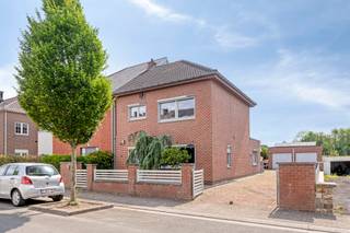 Immo Pické biedt U deze rustig gelegen woning aan in een doodlopende straat maar toch gelegen in de onmiddellijke omgeving van het centrum van Halle, winkels, scholen, openbaar vervoer en de belangrijkste verbindingswegen. Deze woning bestaat uit een inkomhal, een ruime woonkamer, een aangrenzende geïnstalleerde keuken met ontbijthoek, een bureel, een gastentoilet, een nachthal, 2 grote slaapkamers en een kleine slaapkamer/kinderkamer en een badkamer. Achter de woning vinden we een bijgebouw met dubbele garage en een ruim (gedeeltelijk overdekt) terras.