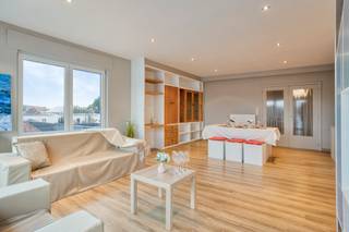 <h3><strong>Instapklaar en gerenoveerd appartement (121 m²) met tuin en 2 terrassen nabij het centrum van Waregem</strong></h3>
<p>Ontdek dit gerenoveerd, instapklare en lichtrijke appartement van maar liefst 121 m² bewoonbare oppervlakte, rustig gelegen en toch op wandelafstand van het bruisende centrum van Waregem, het ziekenhuis, openbaar vervoer, winkels en scholen.</p>
<p><strong>Indeling</strong></p>
<ul><li>
<p>ruime inkomhal, leefruimte en eetplaats, open volledig uitgeruste keuken met veel lichtinval en directe toegang tot het terras, moderne badkamer met douche en dubbele lavabo, twee grote slaapkamers, berging/wasruimte, apart gastentoilet, praktische kelderberging en tuin.</p>
</li></ul>
<h4><strong>Troeven</strong></h4>
<ul><li>
<p>EPC-score: <strong>C</strong></p>
</li><li>
<p><strong>Zeer rustige ligging</strong> in een residentiële buurt</p>
</li><li>
<p><strong>Centrale locatie</strong> nabij winkels, scholen, ziekenhuis, openbaar vervoer en invalswegen</p>
</li><li>
<p><strong>Ruime leefruimtes</strong> met veel natuurlijke lichtinval</p>
</li><li>
<p><strong>Twee terrassen én een tuin</strong></p>
</li><li>
<p>Instapklaar – geen renovaties nodig</p>
</li></ul>
<p>Een ideaal appartement voor wie ruim en rustig wil wonen met alle voorzieningen vlakbij!</p>
<p><strong>Meer info of een bezoek plannen? </strong>Contacteer <strong>Sofie Bossuyt</strong> via <strong>0474 222 182</strong>.</p>