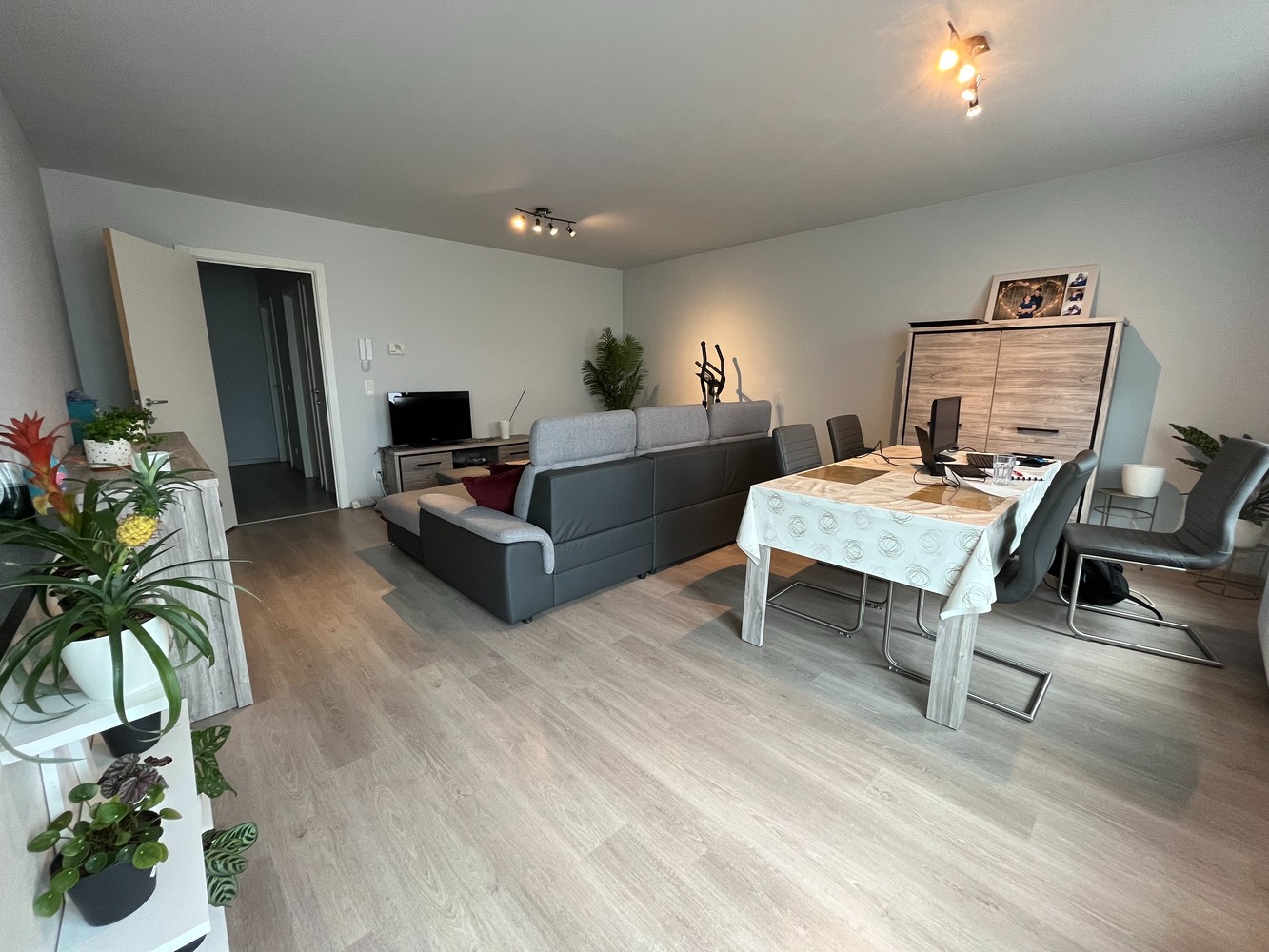 Modern, instapklaar 2-slaapkamer appartement naast het station van Leuven! - photo 4