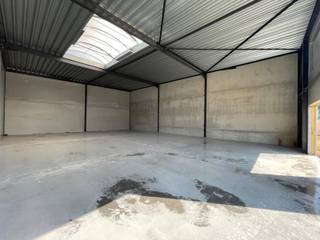 <p><span>Dit moderne KMO pand van 325 m² is gelegen in Business Park Aero, een recent bedrijvenpark vlak bij de luchthaven van Charleroi. Je huurt hier een functionele en flexibele bedrijfsruimte op een strategische locatie, ideaal voor de groei van je onderneming.</span><br /><br /><span>Het bedrijvenpark is volop in ontwikkeling. Fase 1 en 2 zijn volledig uitverkocht en verschillende ondernemingen zijn hier al actief. Je vestigt je in een professionele omgeving met een sterk ondernemersnetwerk.</span><br /><br /><span>Troeven</span><br /><span>- 325 m² polyvalente bedrijfsruimte</span><br /><span>- privatieve parking</span><br /><span>- aparte inkom</span><br /><span>- geschikt voor diverse KMO activiteiten</span><br /><br /><span>Ligging</span><br /><span>- directe aansluiting op E420 en N568</span><br /><span>- ten zuidwesten van de luchthaven van Charleroi</span><br /><span>- 15 minuten van centrum Charleroi</span><br /><span>- 23 km van Nijvel en 25 km van La Louvière</span><br /><br /><span>Supermarkten, restaurants, banken en tankstations bevinden zich in de onmiddellijke omgeving.</span><br /><br /><span>Adres: Rue de Bordeaux, 6040 Charleroi</span><br /><br /><span>Interesse?</span><br /><span>Bel +32 472 89 60 18 voor meer info of een bezoek ter plaatse.</span></p>