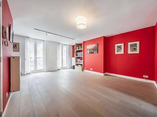 Lichtrijke triplex in het hart van Brussel.Deze geweldig triplex bevindt zich op de bovenste verdieping van een kleine mede-eigendom (4...