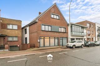 <p>Deze charmante halfopen bebouwing, gelegen in het centrum van Maaseik, biedt een uitstekende kans om de woning volledig naar eigen smaak verder te renoveren en te moderniseren.</p>
<p>De woning beschikt over 3 slaapkamers en biedt bovendien de mogelijkheid om de zolderverdieping – bereikbaar via een vaste trap – volledig verder af te werken. Daarnaast is de woning onderkelderd, wat extra bergruimte oplevert.</p>
<p><strong>Enkele troeven:</strong></p>
<ul><li>
<p><strong>Centrumligging:</strong> Gelegen in het centrum van Maaseik, met winkels, scholen en openbaar vervoer op wandelafstand.</p>
</li><li>
<p><strong>Bewoonbare oppervlakte:</strong> Met een bewoonbare oppervlakte van 239 m² biedt deze woning voldoende ruimte voor gezinnen en iedereen die graag ruim woont.</p>
</li><li>
<p><strong>Gedane renovaties: </strong>Met een vernieuwd dak (2015) en vernieuwde ramen (2010) is de woning alvast voorzien van belangrijke, duurzame verbeteringen.</p>
</li><li>
<p><strong>Extra ruimte:</strong> Dankzij de zolderverdieping, bereikbaar via een vaste trap, is er potentieel om een volledige verdieping verder af te werken naar eigen smaak.</p>
</li><li>
<p><strong>Tuin:</strong> Via een steegje dat toebehoort aan het perceel, bereikt u de omheinde tuin met een gunstig uitzicht.</p>
</li><li>
<p><strong>Gunstig EPC-label C:</strong> Voorzien van een recente verwarmingsketel op gas, dubbele beglazing, dakisolatie met als uitkomst een gunstig EPC-label C.</p>
</li></ul>
<p>Deze woning biedt de perfecte combinatie van een centrale ligging, modernisatie- en uitbreidingspotentieel. Vraag gerust een bezichtiging aan via <strong>impact@era.be</strong> of <strong>089 46 48 63</strong>. Kobe helpt u graag verder!</p>
<br /><br />