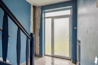 <p><strong>Te renoveren woning met 4 slaapkamers, tuin en bijgebouw in Kalmthout</strong></p>
<p>Deze <strong>te renoveren woning</strong> aan de Schooldreef 42 in Kalmthout biedt een mooie opportuniteit voor wie een woning volledig naar eigen smaak en wensen wil afwerken. De woning is <strong>reeds grotendeels gestript</strong>, waardoor de renovatiewerken meteen verder kunnen worden aangevat. Met <strong>4 slaapkamers, een tuin, een bijgebouw en een praktische indeling</strong> biedt dit pand heel wat mogelijkheden.</p>
<p><strong>Gelijkvloerse verdieping</strong></p>
<ul>
<li><strong>Inkomhal</strong> met houten trap naar de eerste verdieping</li>
<li><strong>Leefruimte</strong> met raam aan de voor-en achterzijde en doorgang naar de keuken</li>
<li><strong>Keukenruimte</strong> met rechtstreekse toegang tot het terras, volledig naar eigen wens in te richten</li>
<li><strong>Apart toilet</strong> aan de traphal</li>
<li><strong>PVC-ramen met dubbele beglazing</strong> en rolluik aan de voorzijde</li>
</ul>
<p><strong>Eerste verdieping</strong></p>
<ul>
<li><strong>Nachthal</strong> met houten trap naar de zolderverdieping</li>
<li><strong>2 slaapkamers</strong>, met natuurlijke lichtinval</li>
<li><strong>Ruimtes reeds grotendeels gestript</strong>, klaar voor verdere renovatie en afwerking</li>
<li><strong>Ruimte voor badkamer en een ruimte voor technische voorzieningen</strong>, verder af te werken</li>
</ul>
<p><strong>Zolderverdieping</strong></p>
<ul>
<li><strong>2 bijkomende kamers</strong>, beide voorzien van een dakraam</li>
<li><strong>Dakvloer geïsoleerd</strong></li>
<li>Mogelijkheid om deze ruimtes verder in te richten als slaapkamers</li>
</ul>
<p><strong>Kelder</strong></p>
<ul>
<li><strong>Kelderruimte</strong> met aansluitingen voor nutsvoorzieningen</li>
</ul>
<p><strong>Tuin en buitenruimte</strong></p>
<ul>
<li><strong>Voortuintje</strong> aan de straatzijde</li>
<li><strong>Terras</strong> aan de achterzijde van de woning</li>
<li><strong>Achterliggende tuin</strong> met groen karakter</li>
<li><strong>Bijgebouw</strong> aanwezig in de tuin</li>
</ul>
<p><strong>Bijzonderheden</strong></p>
<ul>
<li><strong>Reeds grotendeels gestript</strong>, ideaal als vertrekpunt voor een totaalrenovatie</li>
<li><strong>4 slaapkamers</strong>, verdeeld over de eerste verdieping en zolder</li>
<li><strong>PVC-ramen met dubbele beglazing</strong></li>
<li><strong>Betonnen draagstructuur</strong></li>
<li><strong>Geïsoleerde dakvloer</strong></li>
<li><strong>EPC-label F</strong> – renovatieverplichting van toepassing</li>
<li><strong>Tuin en bijgebouw</strong> met bijkomende mogelijkheden</li>
</ul>
<p><strong>Ligging</strong></p>
<p>De woning is gelegen in de <strong>Schooldreef in Kalmthout</strong>, een rustige straat met winkels, openbaar vervoer en andere dagelijkse voorzieningen in de nabije omgeving.</p>
<p><strong>Een interessante renovatieopportuniteit voor wie op zoek is naar een woning met 4 slaapkamers en de vrijheid om alles volledig naar eigen smaak in te richten.<br /><br /></strong>Bewoonbare opp. 144 m² ref.: bruto vloeropp. EPC-certificaat.</p>