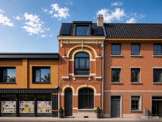 <p><strong>Karaktervolle stadswoning met historische allure, verrassend veel ruimte en toekomstpotentieel</strong><br /><br />Waar het stadsleven en geschiedenis elkaar ontmoeten. Sommige woningen vallen niet op door hun leeftijd, maar door hun cachet.<br /><br />Stel u voor…</p><p>U wordt wakker, opent het raam op de eerste verdieping en ziet de stad langzaam ontwaken. Vanuit de woning wandelt u moeiteloos naar een koffiebar, de Grote Markt en de gezellige terrassen die het historisch centrum van Turnhout zo levendig maken. Winkels, scholen, openbaar vervoer en tal van voorzieningen bevinden zich letterlijk om de hoek. Hier woont u midden in het bruisende stadsweefsel van Turnhout, waar de levendigheid van vandaag harmonieus samenvloeit met de ziel van weleer.<br /><br /><strong>Ruimte met een ziel</strong><br />Achter de statige gevel ontvouwt zich een verrassend ruime stadswoning van ongeveer 165 m², waar de vormentaal van de negentiende eeuw en hedendaags wooncomfort elkaar op een vanzelfsprekende manier omarmen.<br />De royale leefruimte vormt het kloppend hart van de woning. Daarnaast beschikt u over een aparte bureelruimte op het gelijkvloers, een vernieuwde badkamer, een recente verwarmingsketel en een recente boiler.<br /><br />Op de verdiepingen bevinden zich vijf volwaardige slaapkamers. De zolder biedt bovendien alle potentie om een zesde slaapkamer, atelier, bibliotheek of thuiskantoor te realiseren.<br />Een woning met grandeur in haar volumes en de flexibiliteit om mee te groeien met de bewoners van vandaag én morgen.<br /><br /><strong>Authenticiteit die u niet kunt nabouwen</strong><br />Wat deze woning werkelijk onderscheidt, is haar eigenheid. De harmonieuze proporties, de voelbare ambachtelijkheid en de subtiele patina vertellen het verhaal van een tijd waarin bouwen synoniem stond voor duurzaamheid, verfijning en vakmanschap. Dat verleden laat zich vandaag nog steeds aflezen in de uitstraling van de woning. Het is precies die ingetogen noblesse die deze woning een karakter geeft dat zich niet laat reproduceren. Geen vluchtige architectuur, maar een thuis met een blijvende gravitas, gevormd door tijd, geschiedenis en generaties die hier hun leven hebben opgebouwd.<br /><br />Tegelijk vormt die authentieke basis het ideale vertrekpunt om de woning verder te verfijnen en haar klaar te maken voor een nieuwe generatie, zonder haar identiteit uit het oog te verliezen. De woning draagt bovendien een bijzonder hoofdstuk uit de geschiedenis van Turnhout met zich mee. Volgens de overlevering uit de buurt deed de doorgang vóór het jaar 1900 dienst als verbinding met een achtergelegen sigarenfabriek. Via deze doorgang vervoerden paard en kar dagelijks tabak, grondstoffen en afgewerkte producten. Zo maakte de woning deel uit van een periode waarin Turnhout uitgroeide tot een belangrijke centra van de Belgische sigarenindustrie.<br /><br />Hoewel de bedrijvigheid al lang verdwenen is, blijft die historische gelaagdheid vandaag voelbaar. Niet als een stilstaand verleden, maar als een tastbare herinnering die deze woning haar distinctie, karakter en een bijna tijdloze allure verleent.<br /><br /><strong>Klaar voor een nieuw hoofdstuk</strong><br />De woning beschikt momenteel over een EPC-label E. Binnen de wettelijke termijn dient de woning te worden gerenoveerd naar minimaal EPC-label D. Die renovatie vormt tegelijk een mooie opportuniteit om het historische karakter te bewaren en het wooncomfort verder te verheffen naar de normen van vandaag.<br /><br />Volgens het EPC-verslag kan de grootste energiewinst onder meer worden behaald door:<br /><br />- isolatie van dak en plafond;<br />- hoogrendementsbeglazing;<br />- verbetering van de ventilatie;<br />- optimalisatie van de verwarmingsinstallatie;<br />- plaatsing van zonnepanelen.<br /><br />Deze ingrepen versterken niet alleen het wooncomfort en beperken de energiekosten, maar dragen eveneens bij aan de duurzame toekomst van een woning die haar erfgoedwaarde met hedendaagse technieken weet te verenigen.<br /><br /><strong>Waar verleden en toekomst samenkomen</strong><br />Niet iedere woning bezit een verhaal. Sommige woningen dragen een erfenis met zich mee. Een geschiedenis die niet alleen zichtbaar is in steen en gevel, maar ook voelbaar is in haar sfeer, haar cachet en haar onmiskenbare karakter.<br /><br />Deze woning verenigt historische allure, royale leefruimte en hedendaagse mogelijkheden op een manier die steeds zeldzamer wordt. Een thuis waar authenticiteit, stadsleven en toekomstgericht wonen elkaar ontmoeten, klaar om een nieuw hoofdstuk te schrijven.</p><p><span><span>Stedenbouwkundige inlichtingen in aanvraag. Alle informatie onder voorbehoud van vergissingen en wijzigingen. Oppervlaktes zijn indicatief.</span></span></p>