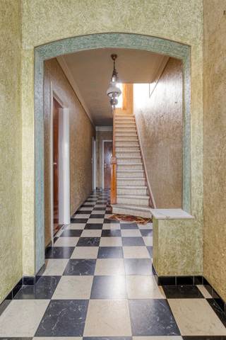 <p>OPENDEURDAG: zaterdag 9/5 - 14u tot 15u<br /><br />immo DAVID stelt deze ruime te renoveren tweegevelwoning voor, gelegen op een gunstige en centrale locatie. De woning beschikt over een ruime inkomhal die toegang geeft tot de lichtrijke en royale leefruimte. Aansluitend bevindt zich een gesloten keuken die volledig naar eigen smaak en wensen kan worden ingericht. Verder is er op het gelijkvloers een afzonderlijk toilet en een praktische berging achter de keuken. De woning beschikt bovendien over een zeer ruime kelderverdieping van ongeveer 60 m² met een plafondhoogte van circa 1,75 m, ideaal als extra opslagruimte.</p>
<p>Op de eerste verdieping bevinden zich twee ruime slaapkamers van respectievelijk 17 m² en 19 m², evenals een badkamer. Via een vaste trap bereikt u de zolderverdieping, die momenteel bestaat uit twee ruimtes van ongeveer 25 m² en 10 m² en tal van mogelijkheden biedt voor verdere inrichting, zoals extra slaapkamers of een bureau.</p>
<p>Er is een aangename tuin waar u in alle rust kan ontspannen. Daarnaast bestaat de mogelijkheid om de bouwgrond langs de woning, aan de linkerkant, aan te kopen voor 198.000 euro. Dankzij de goede ligging bevindt alles zich in de onmiddellijke nabijheid: scholen, winkels, openbaar vervoer, het centrum van Zellik, Brussel, het Laarbeekbos en het UZ Jette. Ook de Ring rond Brussel en de fietssnelweg zijn vlot bereikbaar. Bovendien ligt de woning recht tegenover een nieuw aangelegd park, wat zorgt voor een extra groene en aangename woonomgeving.</p>
<p>Bestuursmaatregelen in het maatregelenregister: in aanvraag.</p>