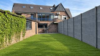 <p>Gebouw, momenteel ingericht met handelsruimte, opslagruimte en grote garage, en duplex appartement. Functiewijziging gelijkvloers is mogelijk naar kantoren, diensten of wonen. Hierdoor ook verlaging KI mogelijk.<br />Grondoppervlakte perceel: +- 4 are</p><p>Gelijkvloers: winkelruimte 90m², werkplaats 40m², opslagruimte (garage) 90m². 3 parkeervakken naast pand. Tuin 75m².<br />1e verdieping: gang, toilet, 2 slaapkamers, salon, living, keuken, berging, terras.<br />2de verdieping: badkamer, wasplaats, 2 slaapkamers.<br />EPC duplex appartement: B - EPC handelsruimte: C,</p><p>Meer foto's en plannen op aanvraag te bekomen. Te bezichtigen op zaterdag tussen 10 en 12h.<br />Adres: Denderbellestraat 130, 9200 Dendermonde.</p>