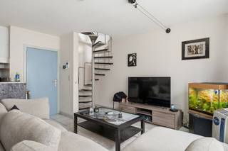 <p>Dit instapklare appartement is uitstekend gelegen en beschikt over een lichtrijke leefruimte met open keuken. Daarnaast omvat het appartement een ruime slaapkamer, een badkamer, een apart toilet en een afzonderlijke bergruimte. Het appartement bevindt zich op de tweede verdieping en is bereikbaar via de inkomhal of comfortabel met de aanwezige lift.<br /><br /></p>
<p>De leefruimte met open keuken geniet van een aangename natuurlijke lichtinval dankzij de vele raampartijen. Via een wenteltrap bereik je de bovenverdieping, waar de slaapkamer, badkamer en berging zich bevinden. Bovendien zijn een autostaanplaats en een ruime, individuele kelderberging inbegrepen.<br /><br /></p>
<p>De ligging is zonder twijfel een grote troef. Het appartement bevindt zich op wandelafstand van het Provinciaal Domein, het station, winkels en scholen. Ook voor ontspanning zijn er tal van horecazaken in de onmiddellijke omgeving.<br /><br /></p>
<p>Met een uitstekende mobiliteitsscore van 9,3 bevinden winkels, scholen en recreatiemogelijkheden zich vlakbij. Daarnaast woon je op een ideale locatie, dicht bij de E314 en op korte afstand van het centrum van Leuven.<br /><br /></p>
<p>Dit appartement is ideaal als eigen woonst of als investering.<br /><br /></p>
<p>Interesse? Aarzel niet en contacteer BVM Vastgoed op 016 23 21 45 of via info@bvm-vastgoed.be.</p>
