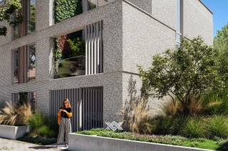 Deze schakelwoning van 192m² heeft op het gelijkvloers een inkomhal met gastentoilet en berging uitkomende in de woonkamer met open keuken. Via de grote schuiframen kom je op het zuidgerichte zonneterras van 17 m² met aansluitend de tuin. Op de eerste verdieping zijn er 2 slaapkamers waarvan één mastersuite met inloopkasten en en-suite badkamer. Op de tweede verdieping vind je nog eens 2 slaapkamers, een badkamer met inloopdouche en dubbele lavabo, een bureauruimte en het tweede zonneterras van 12.5 m² met zicht op de tuin. Achteraan de privatieve tuin bevindt zich een afgesloten, gemeenschappelijke tuin waar de kinderen veilig samen kunnen spelen.<br /><br />De woning is gelegen aan de rand van Zwijnaarde in een kleinschalig project van zeven gezinswoningen. Ze voldoet aan de strengste energienormen met een E-peil van max E20. Standaard is de woning uitgerust met PV-panelen, balansventilatie en een individuele warmtepomp met vloerverwarming.<br /><br />In de ondergrondse verdieping van het naastliggende appartementencomplex is er een bijhorende parkeerplaats met laadinfrastructuur mee inbegrepen in de prijs van deze woning. <br /><br />Met de fiets en via de nabijgelegen bus- en tramhalte ben je snel in het centrum van Gent. Ook scholen, winkels en diensten zijn er nabij. De toegang tot de R4, E40 en E17 ligt op minder dan vijf minuten rijden. <br /><br />Een persoonlijke, vrijblijvende afspraak kan via leticia@landbergh.be of 09 225 25 24.