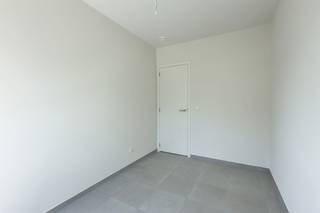 <p><span>Nieuwbouwappartement met twee slaapkamers in Lier</span></p><p><span> </span></p><p><span>In lier, gelegen op het Moederplein 12, bevindt zich dit nieuwbouwappartement met twee slaapkamers en staanplaats (inbegrepen in de prijs). Dankzij de goede locatie nabij de ring van Lier zijn zowel winkels, scholen en openbaar vervoer makkelijk bereikbaar. Het station van Lier is op slechts 10 minuten wandelen. Rust en bereikbaarheid komen hier samen. Dankzij het E peil 28, de ventilatie type D, de zonnepanelen en vloerverwarming is dit de ideale opportuniteit voor u. </span></p><p><span> </span></p><p><span>Indeling:</span></p><p><span>Eerste verdieping</span></p><p><span>- Slaapkamer 1</span></p><p><span>- Slaapkamer 2</span></p><p><span>- Badkamer</span></p><p><span>- Wc</span></p><p><span>- Woonkamer en keuken</span></p><p><span>- Terras</span></p><p><span> </span></p><p><span>Kelder</span></p><p><span>- Private berging (inbegrepen in de prijs)</span></p><p><span>- Gemeenschappelijke fietsenstalling</span></p><p><span>- Autostaanplaats (inbegrepen in de prijs)</span></p><p><span> </span></p><p><span>Troeven:</span></p><p><span>- Nieuwbouw</span></p><p><span>- Eerste bewoning</span></p><p><span>- Ruim Terras</span></p><p><span>- Energiezuinig</span></p><p><span>- Ventilatie type D</span></p><p><span> </span></p><p><span>Ben jij geïnteresseerd in dit appartement te huur in Lier, ben je op zoek naar ander vastgoed of wens je de waarde van jouw eigendom te kennen? Dan ben je bij BOLT immo aan het juiste adres! Wij helpen jou graag verder.</span><span> </span></p>