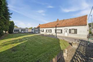 Op zoek naar ruimte, rust en een prachtig landelijk uitzicht? Dan is dit uitzonderlijk ruime perceel van 3.550 m² in Anzegem zeker het ontdekken waard!<br /><br />Op het perceel bevindt zich momenteel een te slopen woning, waardoor u de unieke kans krijgt om een volledig nieuwbouwproject te realiseren volgens uw eigen wensen en behoeften.<br /><br />Dankzij de zuidwestelijke oriëntatie geniet u van een optimale namiddag- en avondzon. De ruime oppervlakte biedt bovendien tal van mogelijkheden voor een royale tuin, terras en een aangename groene buitenomgeving.<br /><br />De rustige, landelijke ligging en het open vergezicht over de omliggende velden zorgen voor een bijzonder gevoel van ruimte en privacy. Een ideale locatie voor wie wil genieten van het landelijke leven en tegelijk de vrijheid wil hebben om zijn eigen droomwoning te creëren.<br /><br />TROEVEN:<br />Perceel van maar liefst 3.550 m²<br />Zuidwestelijke oriëntatie<br />Prachtig open landelijk vergezicht<br /><br />Kortom, een unieke kans voor wie droomt van een ruime woning op een uitzonderlijke landelijke locatie.<br /><br />(Recente stedenbouwkundige inlichtingen zijn in aanvraag)