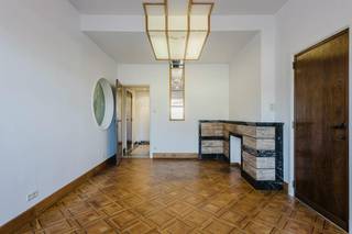 Gelegen in de Doorniksewijk, biedt dit statige burgerhuis met een mooie gevel een ideale combinatie van historische charme en mooie woonvolumes. <br /><br />INDELING:<br /><br />GELIJKVLOERS:<br />- charmante inkomhal<br />- gezellige leefruimte met parket<br />- ruime keuken met eetplaats en zicht op de tuin<br />- grote praktische berging<br />- gastentoilet<br />- gezellige stadstuin<br />- grote kelder<br /><br />1e VERDIEPING:<br />- slaapkamer/bureau met ingemaakte kasten<br />- badkamer met ligbad, dubbele lavabo en toilet<br />- ruime tweede slaapkamer<br /><br />2e VERDIEPING:<br />- 2 slaapkamers<br />- badkamer met douchecabine, lavabo<br /><br />ALGEMEEN:<br />- garage voorzien voor zeker 2 wagens<br />- recent opgefrist<br />- ruime kamers<br />- uiterst charmante woning<br />- art-decostijl<br />- topligging<br /><br />Interesse in deze prachtige woning? Vraag zeker uw bezoek aan via www.dewaele.com!