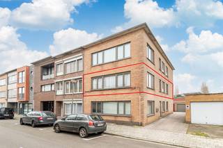 Lichtrijk en centraal gelegen 2-slaapkamerappartement (100m²) op eerste verdieping met overdekt terras. Garage inclusief. EPC 217 kWh/m²...