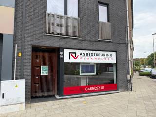 Kantoorruimte (RJ 2015) op een zichtbare locatie incl 2 bergingen.<br /><br />Indeling: open kantoorruimte met grote raampartij, ideaal voor visibiliteit en lichtinval; keukentje; apart toilet. <br />Achteraan zijn er 2 bergingen die inclusief zijn in de vraagprijs. <br /><br />Mogelijkheid tot overname inboedel. <br /><br />Algemeen: <br />- EPC label F door geen of elektrische verwarming <br />- Elektriciteit conform <br />- Lage gemeenschappelijke kosten <br />- Parkeermogelijkheden in de straat <br /><br />Voor meer info of een bezoek: 0472 22 22 44 of thanee@solittvastgoed.be.