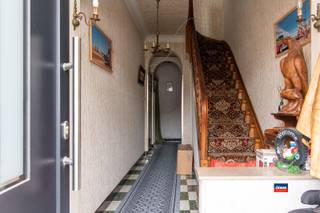 <p><span>WILRIJK | TE RENOVEREN WONING MET TWEE SLAAPKAMERS, GROTE ZOLDER, OPRIT, GARAGE EN TUIN OP EEN TOTALE GRONDOPPERVLAKTE VAN 264m² | EPC D </span></p><p><span>Indeling als volgt: gelijkvloers: voortuin/oprit - inkomhal - inpandige garage - traphal - zitplaats - gesloten keuken - grote zonnige tuin (achteraan te bereiken via servitude-weg) </span></p><p><span>Eerste verdieping: traphal - twee slaapkamers - badkamer met douche. </span></p><p><span>Grote zolder, mogelijk af te werken tot 1 of 2 extra slaapkamers. Droge kelder.</span></p><p><span>Nieuw zadeldak van 2024. </span></p><p><span>Deze woning is gunstig en zeer centraal gelegen in de nabijheid van scholen, winkels en openbaar vervoer.</span></p><p><span>Prima bereikbaarheid met Stad Antwerpen en de grote uitvalswegen. </span></p><p><span> </span></p>