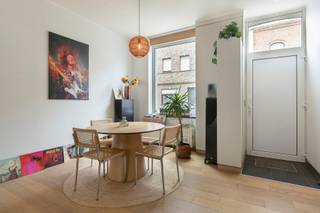 Zeer energiezuinige en werkelijk instapklare woning te Aalst. De woonst is vlot bereikbaar en bevindt zich in dichte nabijheid van scholen, warenhuizen/winkels en openbaar vervoer. Het centrum van Aalst is slechts enkele minuten wandelen. De gesloten bebouwing werd doorheen de jaren volledig gerenoveerd en uitgerust met de nieuwste technieken. Zo beschikt men over een condensatieketel op aardgas, zonnepanelen en een aircosysteem. Ze werd als volgt ingedeeld: op het gelijkvloers: een lichtrijke open leefruimte, een volledig ingerichte keuken met alle toestellen en een zonnig terras. Op de eerste verdieping vinden we een afzonderlijk toilet, een ruime badkamer met voorziening voor was- en droogmachine en een ruime slaapkamer met handige dressing. Op de 2de verdieping vinden we nog 2 volwaardige slaapkamers. TROEVEN : Zonnepanelen | EPC (B) 200 | Elektriciteit conform | Asbestveilig | Aircosysteem. Wenst u meer informatie of een bezoek? Aarzel niet ons te contacteren en mail naar Louis@immoaccenta.be 