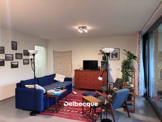 Rustig gelegen appartement op de eerste verdieping, bestaande uit een ruime living met open, ingerichte keuken, 2 slaapkamers en een badkamer met dubbele lavabo, aparte douche en ligbad. Verder beschikt het appartement over een praktische berging en een ruim, zuidgericht terras met buitenberging.<br /><br />Een privatieve kelder en autostaanplaats nr. 76 zijn inbegrepen. Het appartement is voorzien van lichtarmaturen.<br /><br />Maandelijkse kosten:<br />- € 75 provisie voor de gemeenschappelijke kosten<br />- € 40 voorschot voor de privatieve verwarming via het warmtenet van de stad Brugge.<br /><br />EPC: 78 kWh/m²/jaar – energielabel A.<br /><br />Uitstekende ligging in de nabijheid van winkels en invalswegen, en vlakbij AZ Sint-Jan.<br /><br />Een comfortabel en energiezuinig appartement op een rustige, gunstige locatie!