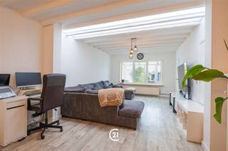 <p>On an excellent location in the Godveerdegemstraat, within walking distance of the center of Zottegem, you will find this spacious family home.<br />Thanks to its central location, you enjoy easy access to schools, stores, the hospital and a pharmacy within short walking distance.</p><p>Upon entering the house you enter a spacious entrance hall, which provides access to the garage and practical basement.<br />Followed by the bright living room with dining room, where large windows provide a pleasant light and view of the garden.<br />Next is the kitchen, from which you have direct access to the attractive veranda.<br />On the ground floor you will also find the bathroom with bathtub.</p><p>The second floor includes no less than four full bedrooms and a separate toilet.<br />In addition, the house has an accessible attic, which provides additional storage space.</p><p>Outside you will enjoy an extensive garden, an absolute exceptional asset in this central location near the city center.</p><p>Interested? Contact us to schedule a visit and discover for yourself the assets of this home.</p>