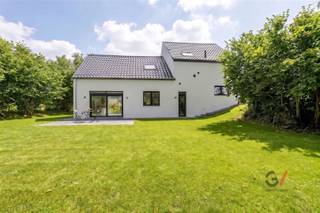 <p><strong>Instapklare parel te koop in Rotselaar!</strong></p><p>Ben je op zoek naar een woning waar je zó in kunt trekken, zonder verbouwingen of kluswerk? Deze volledig gerenoveerde woning werd met hoogwaardige materialen en oog voor detail vernieuwd – alles is tot in de puntjes afgewerkt. Je hoeft enkel nog te verhuizen en te genieten!</p><p>De woning combineert een moderne, frisse look met een warme en gezellige sfeer. De lichtrijke leefruimte vormt het hart van het huis, met een open keuken die uitnodigt tot koken, tafelen en samenzijn.</p><p>Daarnaast beschikt de woning over drie ruime slaapkamers én een extra multifunctionele ruimte op het gelijkvloers. Dankzij de aparte toegangsdeur is deze ruimte ideaal voor wie een vrij of zelfstandig beroep wil uitoefenen, maar ze kan evengoed ingericht worden als bureau, praktijkruimte, hobbykamer of extra slaapkamer.</p><p>Vanop de twee terrassen geniet je de hele dag door van de zon én van het prachtige uitzicht op de Dijle. Een ideale plek om te ontspannen na een drukke dag of om vrienden en familie te ontvangen.</p><p>Deze woning is dé perfecte keuze voor wie op zoek is naar een instapklare thuis zonder zorgen, mét de flexibiliteit om wonen en werken te combineren.</p><p>Contacteer vandaag nog Kim van Gilles Vastgoed (0479/715 587) en plan jouw bezoek. Ontdek zelf hoe heerlijk wonen het hier is!</p><p>Een beeld zegt meer dan duizend woorden - bekijk de video op onze Instagrampagina en laat je verrassen!</p>