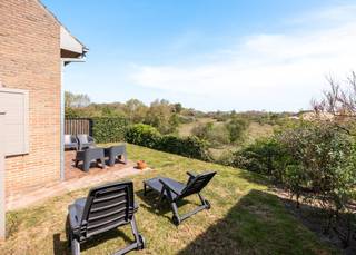 Aan de rand van het beschermde duinencomplex Ter Yde ligt deze charmante, zongerichte halfopen woning. Vanuit de lichtrijke leefruimte, het ruime terras en de aangelegde tuin geniet u van een adembenemend panorama op de duinen — een uitzicht dat u nergens anders vindt.<br />Gelegen in de veelgevraagde Cottagelaan te Oostduinkerke, biedt deze woning de perfecte combinatie van rust, natuur en een ongedwongen kustsfeer. De ideale uitvalsbasis voor wie wil ontsnappen aan de drukte zonder in te boeten aan comfort.<br /><br /><strong>Indeling</strong>:
<ul>
<li>Gelijkvloers: Uitnodigende inkomhal met toegang tot een ruime leefruimte met volledig uitgeruste open keuken. Vanuit de leefruimte heeft u rechtstreeks toegang tot het terras en de tuin, met dat onvergetelijke duinenpanorama als decor. Verder vindt u hier een apart toilet, een garage en 4 privatieve parkeerplaatsen.</li>
<li>Eerste verdieping: Een royale eerste slaapkamer, een stijlvolle badkamer met inloopdouche en lavabomeubel, een volwaardige tweede slaapkamer en een apart toilet.</li>
<li>Tweede verdieping: Een derde, ruime slaapkamer.</li>
</ul>
<strong>Waarom deze woning?</strong><br />Uniek en beschermd duinenzicht waar u elke dag opnieuw van geniet. Zonnige oriëntatie die de woning baadt in natuurlijk licht. Conforme elektrische installatie + zonnepanelen voor een zorgeloze aankoop. Vier privatieve parkeerplaatsen en een heerlijk rustige ligging. <br /><br /><strong>Droomt u ook van wonen aan de rand van de duinen?</strong> Neem vandaag nog contact met ons op en ontdek deze woning met haar uitzonderlijke ligging tijdens een vrijblijvend bezoek.<br /><br />Prijs op aanvraag, neem contact op voor meer info.