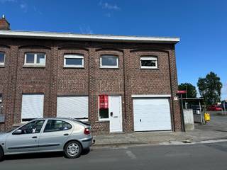 De woning bestaat uit:Gelijkvloers: ruime leefruimte met ingerichte, open keuken - wasplaats - badkamer met douche, lavabo en toilet - berging met...