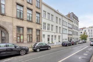 <p><span>Karaktervolle eengezinswoning met 4 slaapkamers, 2 badkamers en uniek vergund dakterras</span></p><p><span>Gelegen aan de poorten van het Zuid, tussen de gegeerde Anselmobuurt en de levendige Brederodestraat, geniet deze karaktervolle eengezinswoning van een topligging met alle voorzieningen binnen handbereik: winkels, horeca, scholen en openbaar vervoer bevinden zich op wandelafstand.</span></p><p><span>Deze ruime gezinswoning combineert authentieke charme met een praktische indeling en tal van troeven. De gezellige woon- en leefruimte wordt gekenmerkt door hoge plafonds en staat in verbinding met een prachtige lichtpatio, die niet alleen voor een overvloed aan natuurlijk licht zorgt, maar ook een aangename extra buitenruimte creëert.</span></p><p><span>De woning beschikt over vier volwaardige slaapkamers en twee badkamers. Op de eerste verdieping bevindt zich een stijlvolle masterverdieping in cascade, met een ruime badkamer en een tweede kamer die perfect kan dienen als dressing, bureau of kinderkamer. De tweede verdieping omvat nog twee ruime slaapkamers en een tweede douchekamer, ideaal voor een groter gezin of gasten.</span></p><p><span>De absolute blikvanger bevindt zich helemaal bovenaan: een </span><span>vergund dakterras over de volledige oppervlakte van de woning</span><span>. Een uitzonderlijke buitenruimte die tal van mogelijkheden biedt om te ontspannen, gasten te ontvangen of simpelweg te genieten van de zon en het uitzicht. </span><span>Eén woord: uniek.</span></p><p><span>Een woning boordevol karakter, ruimte en potentieel, gelegen op een van de meest gegeerde locaties van Antwerpen.</span></p>