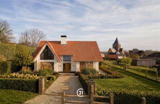 <p>Op zoek naar de perfecte locatie voor het creëren van uw droomwoning?<br />Deze unieke bouwgrond met een totale oppervlakte van maar liefst 17a31ca is gelegen in het landelijke Rozebeke en biedt een combinatie van rust, ruimte en groen. De afbeelding toont een mogelijke invulling van het perceel en werd digitaal gevisualiseerd ter inspiratie. Zij geeft geen weergave van de huidige toestand en kunnen enkel gerealiseerd worden mits naleving van de toepasselijke regelgeving en voorschriften.<br /> </p><p>Deze bouwgrond geeft u de mogelijkheid een open bebouwing te realiseren waar u geniet van een adembenemend verzicht over het omliggende landschap.<br />De ligging te Rekelberg in Zwalm garandeert privacy en wooncomfort, ver weg van de drukte maar toch vlot bereikbaar.</p><p>De belangrijkste geldende voorschriften luiden als volgt:<br />  - Maximale bouwdiepte: 15m<br />  - Maximale kroonlijsthoogte: 6m<br />  - Zijdelingse bouwvrije stroken: minimaal 4m<br />  - Voortuinstrook: minimaal 5m</p><p>Bent u op zoek naar de perfecte locatie voor het realiseren van uw droomwoning? Dan is dit perceel absoluut een bezoek waard!</p>