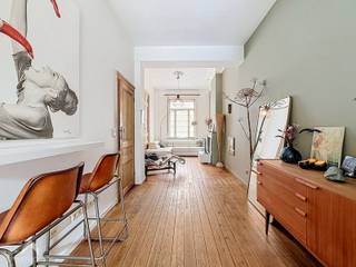 <p>Karaktervol herenhuis, uitstekend gelegen op wandelafstand van het centrum van Vilvoorde, openbaar vervoer en het station, met een vlotte verbinding naar de E19 en nabij het Hansenspark.</p>
<p>De woning omvat een inkomhal met apart gastentoilet, een aangename leefruimte met karaktervolle houten parketvloer en een ruime en lichtrijke open leefkeuken met grote eettafel, praktische bureauhoek en voldoende opbergruimte. Aansluitend bevindt zich de droge kelder, opgedeeld in verschillende compartimenten (berging, technische ruimte en sfeerhoekje). Via de keuken heeft u toegang tot de gezellige stadstuin.</p>
<p>Op de eerste verdieping bevinden zich een slaapkamer met inbouwkasten en de badkamer met douche, ligbad, lavabomeubel en toilet. De tweede verdieping omvat nog twee volwaardige slaapkamers. Het dak werd in 2025 volledig vernieuwd en geïsoleerd en voorzien van nieuwe Velux-ramen. Elke slaapkamer beschikt over airconditioning en ook de leefkeuken is voorzien van airco.</p>
<p>Extra troeven:</p>
<ul>
<li>Energiezuinig (EPC-B)</li>
<li>Condensatieketel Viessmann</li>
<li>Volledig vernieuwd en geïsoleerd dak</li>
<li>Nieuwe Velux-ramen</li>
<li>Airco in slaapkamers en keuken (2024)</li>
<li>Gezellige stadstuin</li>
<li>Karaktervolle parketvloer</li>
<li>Praktische kelder</li>
<li>Centrale ligging nabij centrum en station</li>
<li>Vlotte verbinding naar de E19</li>
</ul>
<p>Deze woning is te koop ZONDER makelaar via het concept van Smart Houses! Wenst u verdere inlichtingen of een bezoek? Contacteer rechtstreeks de eigenaar via +32494188250</p>