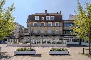 Opbrengsteigendom 'Café de Paris' te koop in Nieuwpoort-Stad, gelegen aan de Kaai 16. Dit ideaal gelegen authentieke pand met lift is grotendeels verhuurd waardoor u kan genieten van een aantrekkelijk rendement. Een buitenkans voor investeerders die op zoek zijn naar een waardevolle investering in het hart van Nieuwpoort-StadIndeling restaurant:- Restaurant met uitbouw van 130m²- Ruime ingerichte keuken van 50m²- Toiletten - Ruime kelder van 40m² voorzien van frigo'sPlaats voor 75 couverts buiten en 75 binnen.Appartement 101:- inkom- badkamer- leefruimte met open keuken- apart toilet- berging- slaapkamer 1- slaapkamer 2- zeer ruim terrasDit appartement wordt momenteel verhuurd samen met het restaurant als bureau en voorraadruimte.Appartement 201- inkom- vernieuwde badkamer en douchekamer- leefruimte met open keuken- apart toilet- berging- slaapkamer 1- slaapkamer 2Appartement 301 (duplex)- inkomhal- apart toilet- lichtrijke leefruimte met open keuken- terras- slaapkamer 1- slaapkamer 2- slaapkamer 3- twee badkamers- bergingEPC: 150 kWh/m² - 359 kWh/m² - 374 kWh/m² / UC: 3575128 - 2268528 - 2268519 EPC KNR:C / UC: 2268202Troeven:- zeer goed onderhouden- CV op gas- vernieuwde ramen- lift in het gebouwOok mogelijkheid tot aankoop middels aandelentransactie. Elk appartement biedt een mooi open zicht op de Kaai en beschikt bovendien over een kelderberging. Er is bovendien ook een lift in het gebouw.