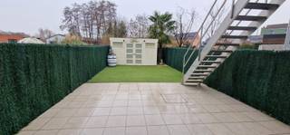 Houdt u van luxe en hoogwaardige afwerking? Dan is deze modern opgevatte bel-étage woning met 9 zonnepanelen en A-PEIL 82 iets voor jou!<br />Op het gelijkvloers hebben we een ruime inkomhal met vestiaire, garage met sectionaal poort voor plaatsen van 2 wagens, fietsen ea, aparte bureel of praktijkruimte. Toilet met lavabo. WM/DK aansluiting. Ruim overdekt terras en tuin met geïsoleerd tuinhuis.<br />1e verdieping hebben in de nachthal apart toilet met handlavabo. <br />We komen dan binnen in de luxueus ingerichte keuken in combinatie met een zeer ruime living en gashaard. Aanpalend hebben we alweer een gezellig terras met vernieuwde trap naar de onderhoudsvriendelijke tuin.<br />Op de 2de verdieping hebben we 2 slaapkamers waarvan de masterbedroom met dressing, modern opgevatte design badkamer met hydromassage ligbad voor 2 personen, douche en 3de toilet.<br />Op de 3e verdieping hebben we een 3de slaapkamer met bijkomende extra ruime zolderberging.<br />Alarm-camerasysteem, conforme elekr keuring, asbestvrije woning, airco in masterbedroom, regenput, ontkalker, Telenet en Proximus aanwezig. <br />Laat u betoveren en plan uw bezoek via olivier@immo-en-cie.be of 0475/970.780