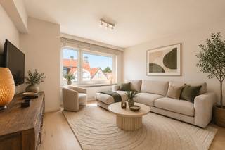 [[ DIT PAND NEEMT DEEL AAN DE ERA OPEN HUIZEN DAG OP 13/6 VAN 16:00 TOT 17:00 ]]<br /><strong>Knokke: ruim en lichtrijk appartement te koop met 3 grote slaapkamers en zonnig terras.</strong>
<p>Aangenaam appartement met 3 ruime slaapkamers en een zonnig terras met een mooi open zicht, ideaal gelegen aan het Gemeenteplein in Oud-Knokke.<br /><br /><strong>Indeling:</strong><br />Ruime inkomhal met opbergkasten,  lichtrijke ruime woonkamer, volledig ingerichte keuken, 3 ruime slaapkamers waarvan 1 met ensuite douche en lavabo, 2 de badkamer met inloopdouche, lavabo in meubel, toilet, zonnig terras waar je tot savonds laat kunt genieten van de zon. <br /><br /><strong>Troeven:</strong></p>

<ul><li>Zonnig terras met gans de dag zon. </li><li>Ruim appartement met 3 volwaardige slaapkamers</li><li>Zeer centraal je kan alles te voet doen.</li><li>Mogelijkheid tot het aankopen van een aparte overdekte ruime staanplaats in het gebouw zelf.</li><li>Goede EPC en elektriciteit is conform.</li><li>Ideaal als tweedeverblijf of vaste woonst.</li></ul>

<p>Meer informatie? Contacteer Ayita op 0496 13 43 12. </p>
