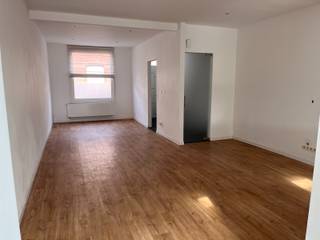 Ontdek deze <span><strong>zeer stijlvol gerenoveerde woning</strong></span><span> waar comfort en beleving centraal staan. Met </span><span><strong>2 volwaardige slaapkamers</strong></span><span> en een </span><span><strong>waanzinnige leefkeuken</strong></span><span> vormt dit huis de perfecte plek om te genieten van het dagelijks leven.</span><br /><br /><span><span><span><span><span><span><span><span><span><span><span><span><span><span>De woning is </span><span><strong>instapklaar</strong></span><span>, afgewerkt met oog voor detail en beschikt over een </span><span><strong>gunstige EPC-score</strong></span><span>, wat zorgt voor energiezuinig wonen. Buiten wacht een </span><span><strong>gezellige tuin</strong></span><span>, ideaal om te ontspannen of gasten te ontvangen.</span></span></span></span></span></span></span></span></span></span></span></span></span></span><br /><br /><span><span><span><span><span><span><span><span><span><span><span><span><span><span>Kortom, een unieke thuis waar </span><span><strong>wonen echt een beleving wordt</strong></span><span>.</span></span></span></span></span></span></span></span></span></span></span></span></span></span><br />referentie: 5668
