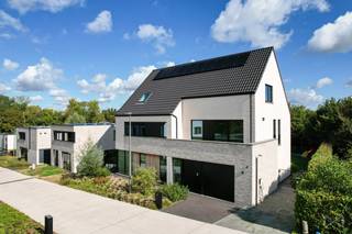 <p>In de residentiële verkaveling <strong>Adelahof</strong> in Bierbeek prijkt deze luxueuze BEN-villa, gerealiseerd in 2023 door <strong>Kwadraat</strong>. Het ontwerp combineert een strak en tijdloos lijnenspel met hedendaags wooncomfort en duurzame technieken. Zo beschikt de woning over een <strong>geothermische warmtepomp met vloerverwarming</strong>, passieve koeling, <strong>zonnepanelen</strong> en hoogrendementsbeglazing.<br /><br />Het gelijkvloers verwelkomt je met een bijzonder <strong>lichtrijke leefruimte en een open keuken</strong>, afgewerkt met hoogwaardige materialen. Aansluitend bevindt zich een royale polyvalente ruimte van 45 m², ideaal als kantoor, hobbyruimte, studio of speelkamer. Verder zijn er op dit niveau ook een praktische wasplaats, gastentoilet, berging en inpandige garage voorzien.<br /><br />Op de eerste verdieping wachten <strong>vier volwaardige slaapkamers</strong>. De master suite beschikt over een <strong>eigen dressing en badkamer</strong>, terwijl de overige kamers gebruik kunnen maken van een tweede badkamer en afzonderlijk toilet. Een technische ruimte vervolledigt deze verdieping.<br /><br />De afgewerkte zolderverdieping biedt bijkomende troeven: <strong>een ruime slaapkamer met eigen badkamer</strong> én nog een <strong>multifunctionele kamer van 45 m²</strong> die je volledig naar wens kan inrichten.<br /><br />Deze villa ligt uiterst rustig in een <strong>doodlopende straat</strong>, op wandelafstand van het centrum van Bierbeek en in de nabijheid van het Meerdaalwoud. Leuven bereik je in slechts 10 minuten, terwijl ook Brussel vlot toegankelijk is.<br /><br />Een eigentijdse villa met <strong>uitzonderlijk wooncomfort, duurzame technieken en een sublieme ligging</strong> – een unieke kans voor wie op zoek is naar klassevol en toekomstgericht wonen.</p>