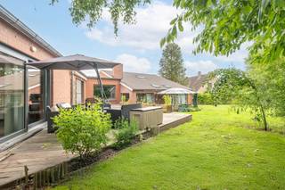 <p><span><span><strong> </strong></span></span><strong>Century21 ImmoNero presenteert:</strong></p><p>TOP LOCATIE gelegen in een doodlopende straat, in een woonwijk van Jezus-Eik, dit gerenoveerde huis van 250m2 op een zonnig privé perceel van 1052m2 op het zuidwesten in een rustige buurt, maar toch dicht bij de E411, openbaar vervoer en voorzieningen.</p><p>Deze mooie karakteristieke woning (met open haard hoek, authentieke houten balken, dubbel volume plafond) en praktisch ontwerp heeft:</p><p>1) Inkomhal (garderobe en toilet), <br />2) moderne ruime keuken (van 17m²), <br />3) grote (60m2) open woonkamer met eetkamer/zithoek met directe toegang tot het terras (van 45m2) en <br />4) ruim kantoor van 40m² (waar een 5e slaapkamer en badkamer/keukenhoek mogelijk is) ALLEMAAL op EEN niveau.</p><p>Totaal 4 slaapkamers waarvan de elegante ouderslaapkamer van 26m² (met en-suite badkamer en een salon/leeshoek van 14m²) aansluit op de tuin en de jacuzzi, slaapkamers 3x (16m2, 10m2, 10m2).</p><p>De woning beschikt ook over 4 buitenparkeerplaatsen, een dubbele garage (37m2) en een kelder (14,5m2). EPC - C, Elektriciteit conform! 18 zonnepanelen.</p><p>MEER INFO : www.krabbenberg8.be<br /> </p>