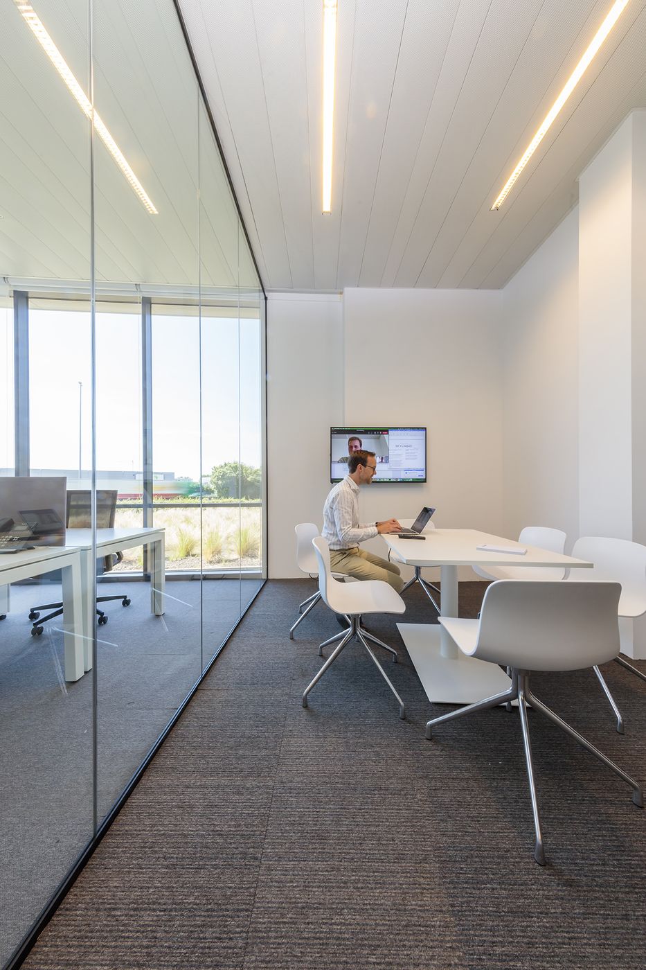 104 m² all-in kantoren te huur naast de E40 te Erembodegem - photo 3