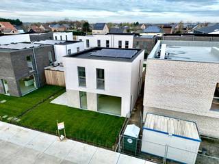 Nieuwbouwwoning met mogelijkheid tot aankoop à 6% BTW. Deze halfopen bebouwing is zeer rustig gelegen op een woonerf in Wiekevorst, een deelgemeente...