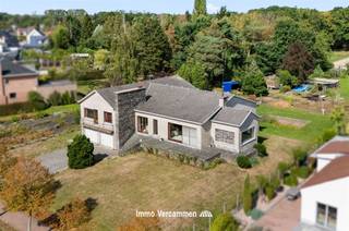 <p><span>Verrassend ruime gezinswoning met heel wat potentieel, gunstig gelegen in het landelijke Sint-Katelijne-Waver, op een mooi perceel van 3087 m².</span></p><p><span> </span></p><p><span>Deze lichtrijke woning werd steeds met de grootste zorg onderhouden. De woning heeft een verrassend ruime bewoonbare oppervlakte en is functioneel ingedeeld. Via een riante inkomhal betreedt u de woning om vervolgens de lichtrijke woonkamer met aansluitend veranda / bureel en keuken te bereiken. De woning is uitermate praktisch ingedeeld waarbij de nachthal op de eerste verdieping toegang geeft tot 5 ruime slaapkamers, een badkamer, een douchekamer en een toilet. De benedenverdieping met dubbele garage, tal van bergruimtes en een volledige onderkeldering bieden heel wat stockageruimte - ideaal voor bv. hobby of zelfstandige activiteit. Parkeergelegenheid is ruimschoots voorzien op de oprit en in de dubbele garage. En indien u niet binnen wilt vertoeven, kan u heerlijk tot rust komen in de aangename tuin met ruim terras en vijver.</span></p><p><span> </span></p><p><span>De woning is absoluut gunstig gelegen nabij landelijke dorpscentra met scholen - winkels - sport- en ontspanningsmogelijkheden. Dankzij de centrale ligging tussen Brussel - Antwerpen en Mechelen - Lier is de woning vlot bereikbaar, via belangrijke verbindingswegen, fietostrade, openbaar vervoer en nabij gelegen treinstation.</span></p><p><span> </span></p><p><span>Kom de troeven van deze woonst ter plaatse ontdekken en maak een afspraak: 015/755 444 of <span>info@immovercammen.be</span></span><span> </span></p><p><span>Renovatieplicht EPC: binnen 6 jaar na aankoop = verplichte renovatie tot label D of beter.</span></p><p><span> </span></p>