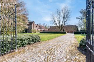 Deze 15de-16de -eeuwse herenhoeve, gekend als “Hooghuis”, beschikt over een combinatie van authentieke elementen en luxe afwerking. De herenhoeve...