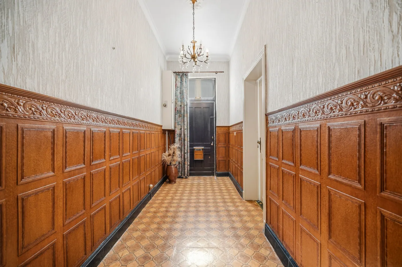 Charmante renovatiewoning met grote tuin en garage op royaal perceel - foto 4