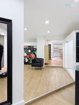 ID 7234886 :Centraal gelegen, nette verrassend ruime handelsruimte met verdieping (198m²) en tuin (incl.servitude). Zeer...